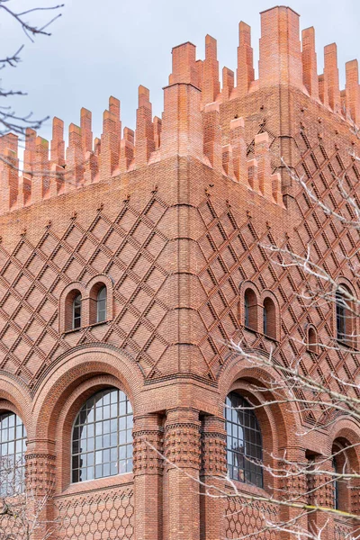Sorbonne Üniversitesi Sanat ve Arkeoloji Enstitüsü, Paris, Fransa. Süslü çatılı kırmızı tuğla bir bina, kemerli pencereler, ve elmas şekilli desenli belirgin bir cephe.