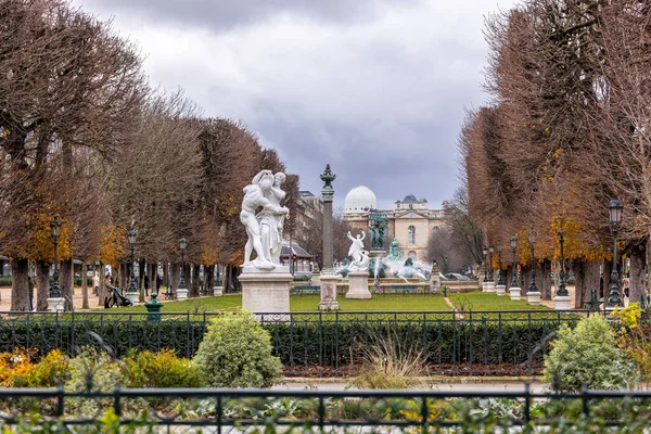 Alicante, İspanya 14 Kasım 2021: Melia tarafından Alicante 'de bulunan Alicante Gran Sol Oteli' nin cephesinde büyük bir duvar resmi bulunmaktadır. Noel ışıkları olan cadde restoran ve dükkanlarla dolu..