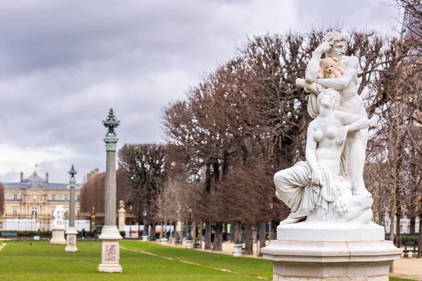 Lüksemburg Bahçeleri 'ndeki Esplanade Gaston Monnerville' de bir peri heykeli var. Çıplak ağaçlar ve çimenler, Lüksemburg Bahçeleri 'nde bulutlu bir sonbahar günü, Paris, Fransa