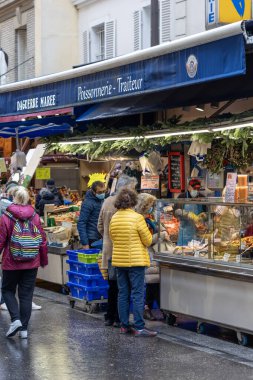 Paris, Fransa - 4 Aralık 2021 Rue Daguerre 'deki Daguerre Maree deniz ürünleri tezgahı. Müşteriler gezerken deniz ürünleri ve istiridyeler sergileniyor.