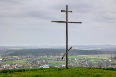 Ukrayna 'nın Çerkasya bölgesindeki Mliyiv köyünün tarihi simgesi olan Kozatska Mohyla tepesinde koruyucu bir haç. Haç, baharda, nisan sonunda köye bakan yeşil bir tepede..