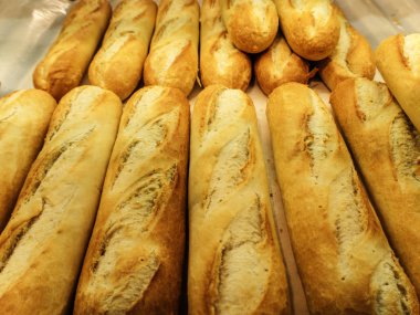 Üstünde belgili tanımlık sayaç depodaki lezzetli taze somun