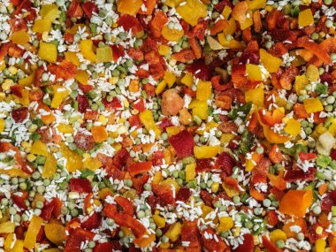 Mağaza buzdolabında donmuş Hawaiian sebze karışımı