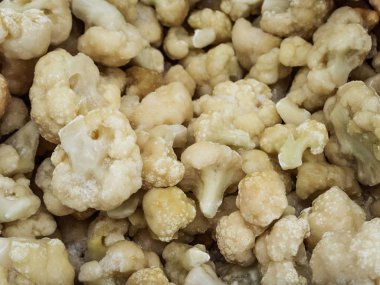 Depodaki buzdolabında dondurulmuş beyaz brokoli