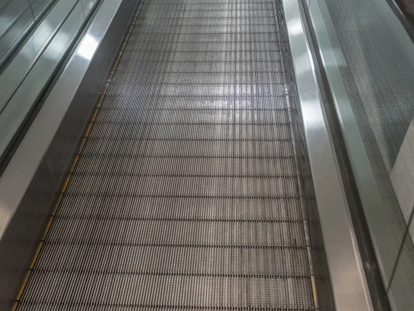 Escalera mecánica en la tienda de imanes Sochi área nuevo amanecer —  Fotos de Stock