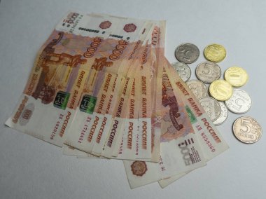 Kağıt beş binde fatura ve demir beyaz arka plan üzerinde değiştirme
