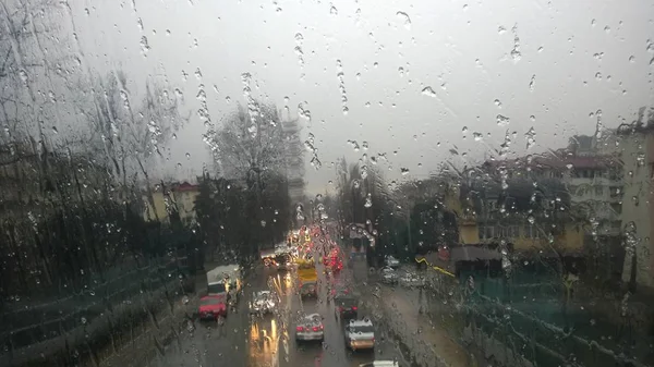 Yolun cam görünümü üzerinde kar erir