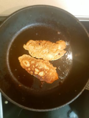 Elektrikli fırında ızgarada iki tavuk pirzola