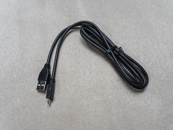 Cabo USB preto torcido para consola Sony PlayStation em cima da mesa 07 04 2019 — Fotografia de Stock