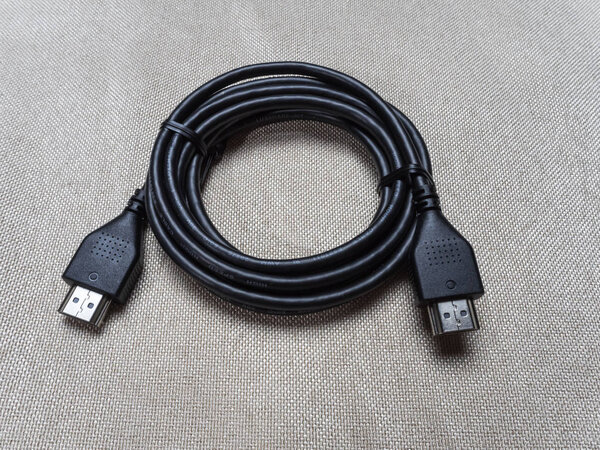 Черный крученый hdmi кабель для Sony PlayStation на столе 07 04 2019
