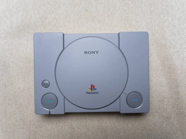 Nová herní konzole Sony PlayStation na stole 07 04 2019 — Stock fotografie