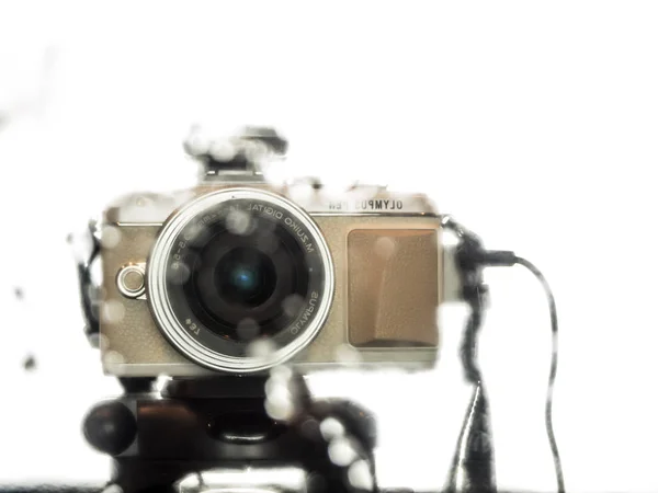 房间湿镜中摄像机的反射 — 图库照片
