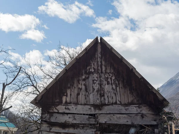 Antigua casa de madera contra el cielo Krasnaya Polyana Sochi 03 30 2019 — Foto de Stock