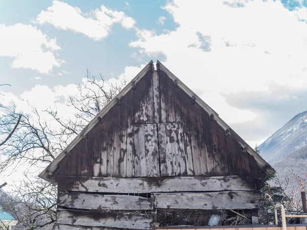 Antigua casa de madera contra el cielo Krasnaya Polyana Sochi 03 30 2019 — Foto de Stock