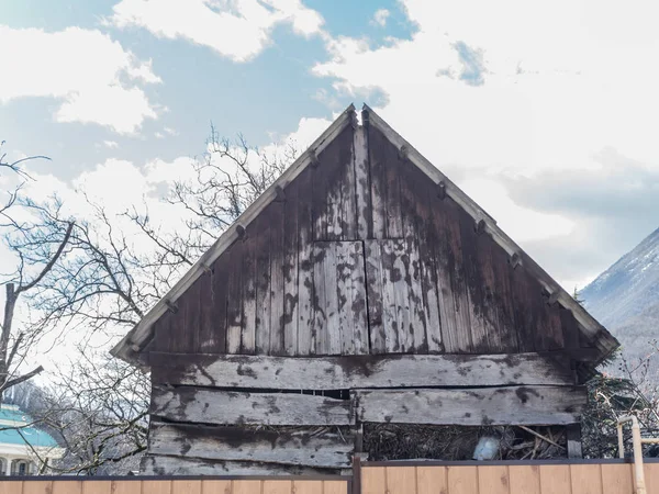 Antigua casa de madera contra el cielo Krasnaya Polyana Sochi 03 30 2019 — Foto de Stock