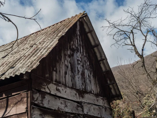 Antigua casa de madera contra el cielo Krasnaya Polyana Sochi 03 30 2019 — Foto de Stock