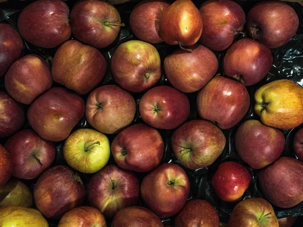 Много красных вкусных яблок в коробке в магазине — стоковое фото