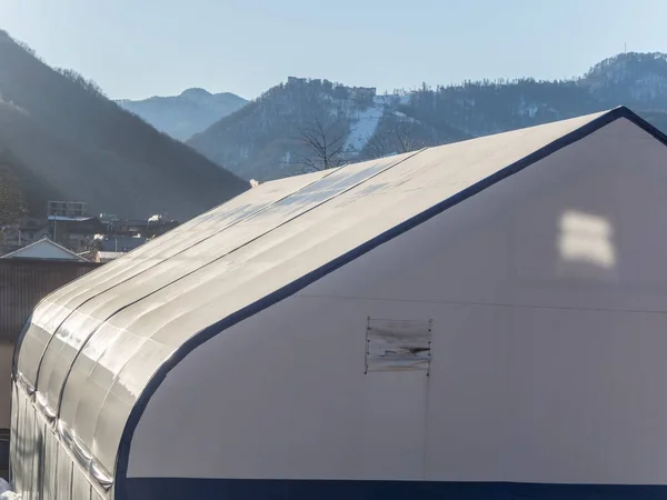 Le toit du hangar blanc Krasnaya Polyana Sotchi 03 30 2019 — Photo