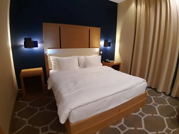 Stor vacker säng i det inre av Hotel Sochi 05.10.2019 — Stockfoto