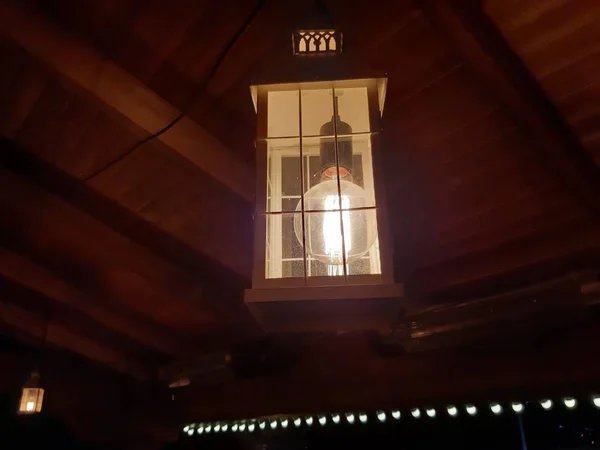Vrolijk licht op het plafond en stralend warm — Stockfoto