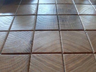 Bir kafede güzel ahşap masa dokusu