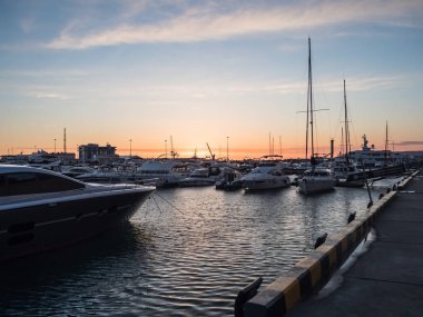 Soçi'de gün batımında akşam yatlı deniz iskelesi