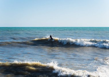 Karadeniz Rusya Soçi sörf üzerinde siyah bir dalış elbisesi giymiş bir adam