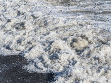 Karadeniz sahilinde köpüklü yakın çekim dalgası