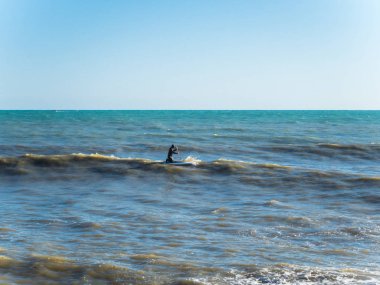 Karadeniz Rusya Soçi sörf üzerinde siyah bir dalış elbisesi giymiş bir adam
