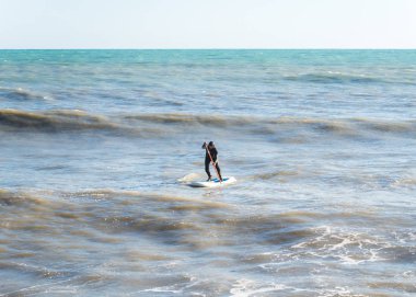 Karadeniz Rusya Soçi sörf üzerinde siyah bir dalış elbisesi giymiş bir adam