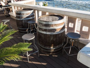 Karadeniz Rusya Soçi sahilinde bir kafede varil ve tabureler