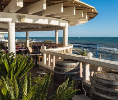 Karadeniz Rusya Soçi sahilinde bir kafede varil ve tabureler