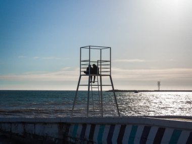 Cankurtaran kulesinde sevgi dolu bir çiftin silueti