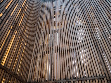 Sokakta ince ahşap çıta duvarları