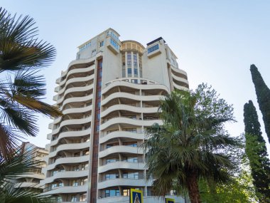 Dalgalı balkonlu uzun ev Rusya Soçi