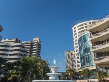 Yüksek evlerin arka planına karşı beyaz renk Güzel çeşme Rusya Soçi