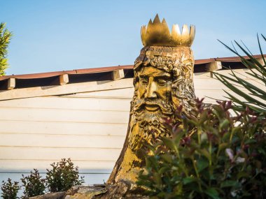 Su Tanrısı Neptün 'ün heykeli Soçi' deki Rusya denizindeki bir ağaçtan.