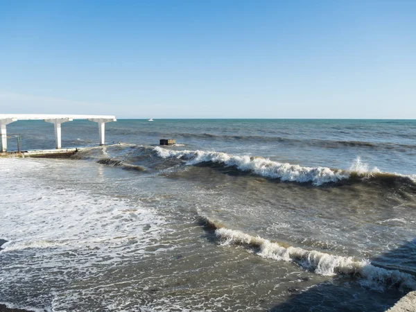 Mooi uitzicht op de Zwarte Zee van de horizon in zonnig warm weer zwarte zee — Stockfoto