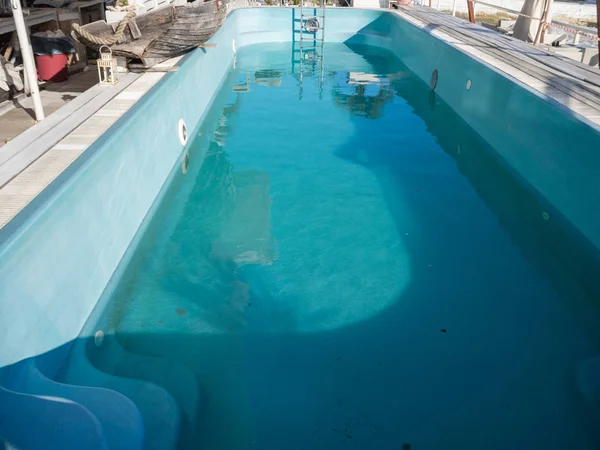 Piscina azul de plástico infantil com água azul — Fotografia de Stock