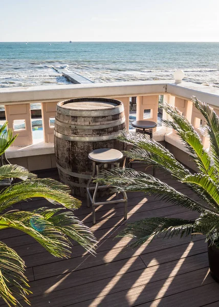 Barril e bancos em um café na praia do mar negro Rússia Sochi — Fotografia de Stock