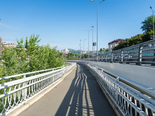 Belas sombras das cercas na rua Donskaya Sochi — Fotografia de Stock