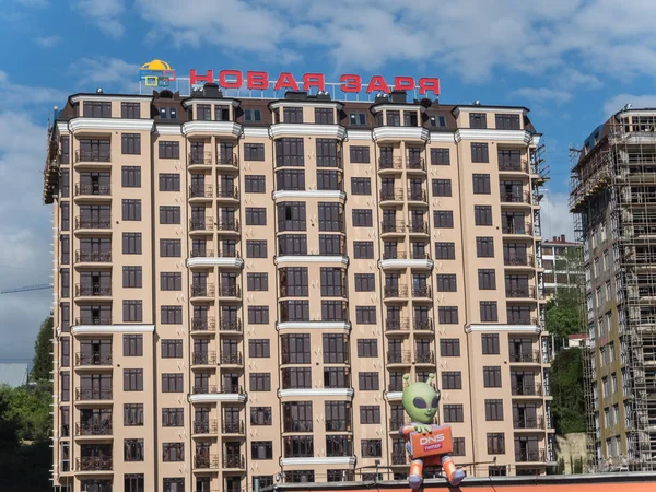 Un edificio de gran altura en construcción con una inscripción en el techo de Novaya Zarya en Sochi Rusia Donskaya Street — Foto de Stock