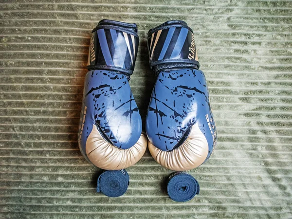 Een paar bokshandschoenen met bandages. Rusland Sotsji 05.12.2019 — Stockfoto