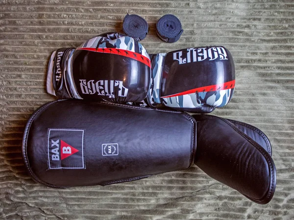 Guantes de boxeo con vendajes y protectores de piernas. Rusia Sochi 05.12.2019 — Foto de Stock