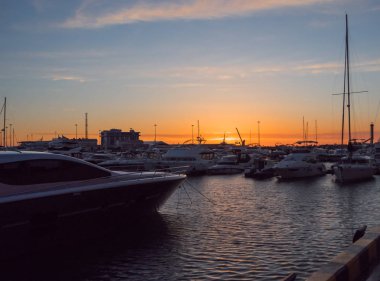 Soçi'de akşam saatlerinde yatlı deniz iskelesi 05.09.201