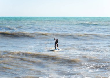 Karadeniz Soçi'de sörf yaparken siyah dalgıç kıyafetli bir adam 05.12.201