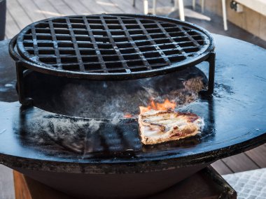 Iştah açıcı kaburga Sochi Embankment ile Yuvarlak siyah ızgara