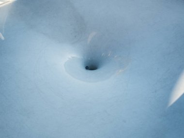 Sikke şans atma beyaz bir yüzey üzerinde bir daire içinde aşağı yuvarlanır