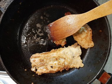 Tavada pişirilen hamurda tavuk pirzola