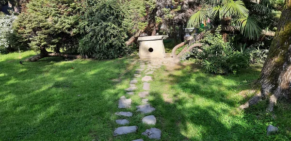 El camino de piedras al monumento Dolmen Park Riviera. Rusia Sochi 04.28.2019 — Foto de Stock